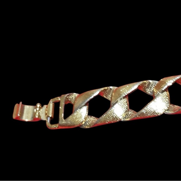 gold tone textured metal ribbon link bracelet. - Picture 4 of 7